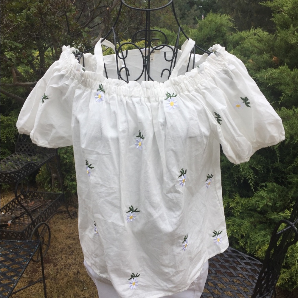 Pursue daisy embroidered white cotton peasant top